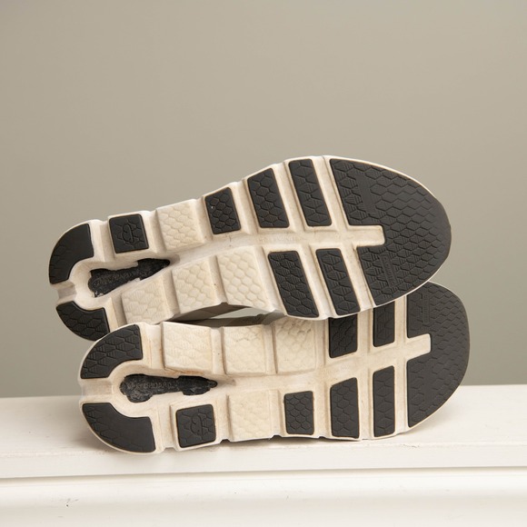 On CloudRunner Mens 11 Running Shoes White On Clouds Athleisure Gym Performance - Picture 8 of 10